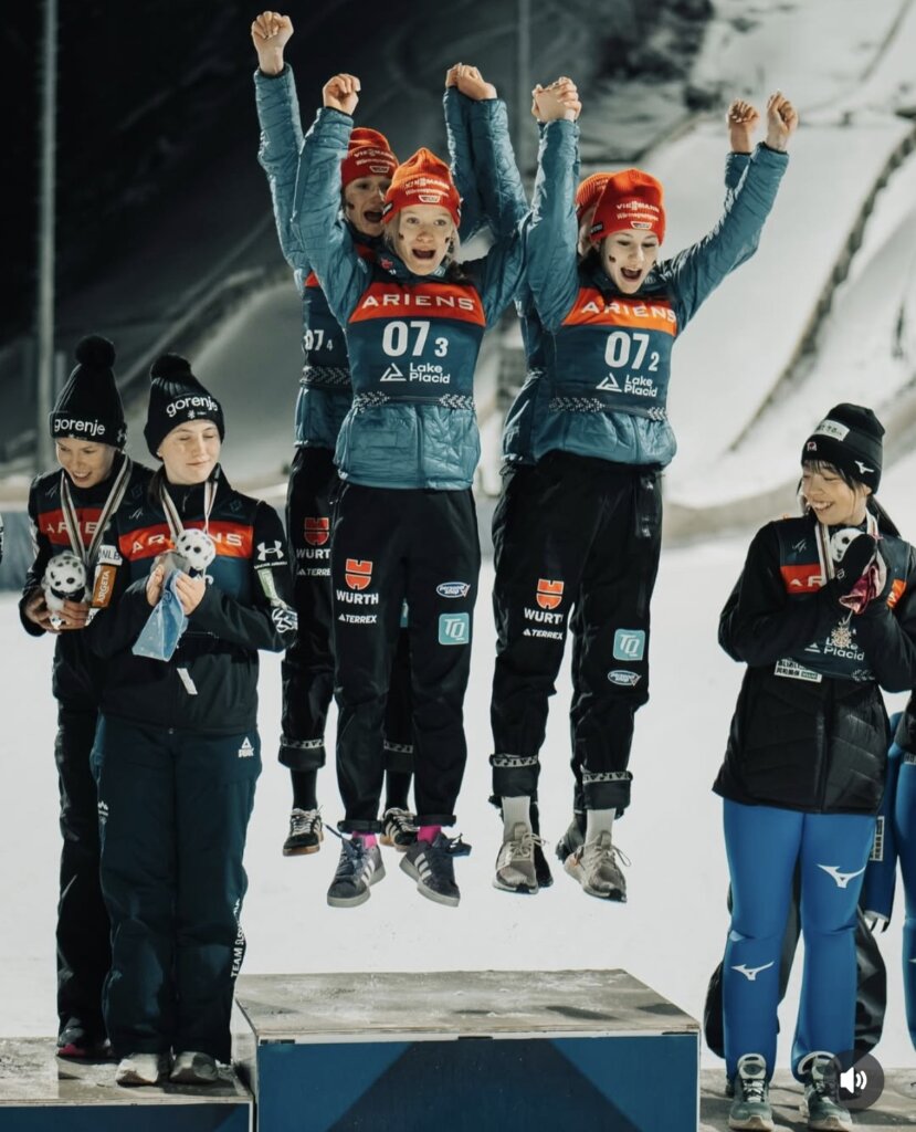 Platz 1 Deutschland – vlnr. Kim Amy Duschek (Ski-Klub Wernigerode, Julina Kreibich (VSC Klingenthal), Anna-Fay Scharfenberg (SC Motor Zella-Mehlis), Lia Böhme (VSC Klingenthal), Platz 2 Slovenien, Platz 3 Japan; Foto: © Deutscher Skiverband