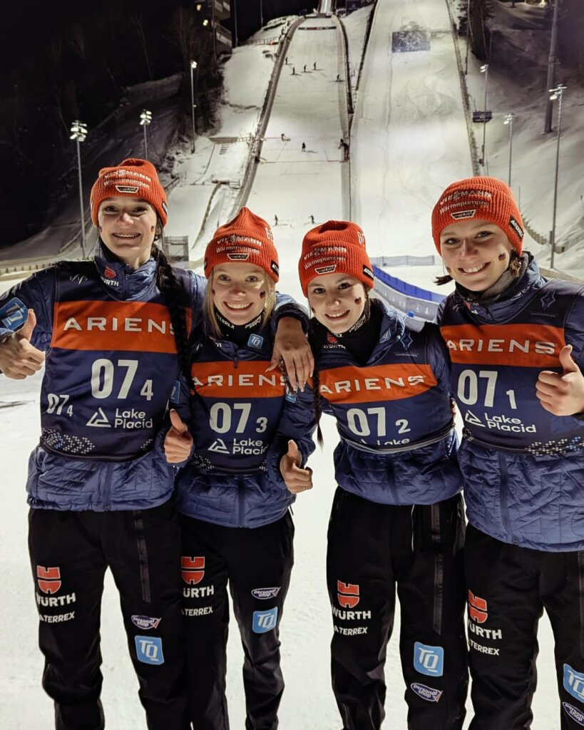 Platz 1 Deutschland – vlnr. Kim Amy Duschek (Ski-Klub Wernigerode, Julina Kreibich (VSC Klingenthal), Anna-Fay Scharfenberg (SC Motor Zella-Mehlis), Lia Böhme (VSC Klingenthal); Foto: © Deutscher Skiverband