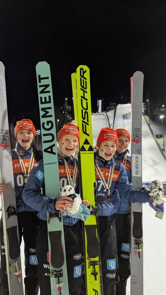 Platz 1 Deutschland – vlnr. Kim Amy Duschek (Ski-Klub Wernigerode, Julina Kreibich (VSC Klingenthal), Anna-Fay Scharfenberg (SC Motor Zella-Mehlis), Lia Böhme (VSC Klingenthal); Foto: © Deutscher Skiverband